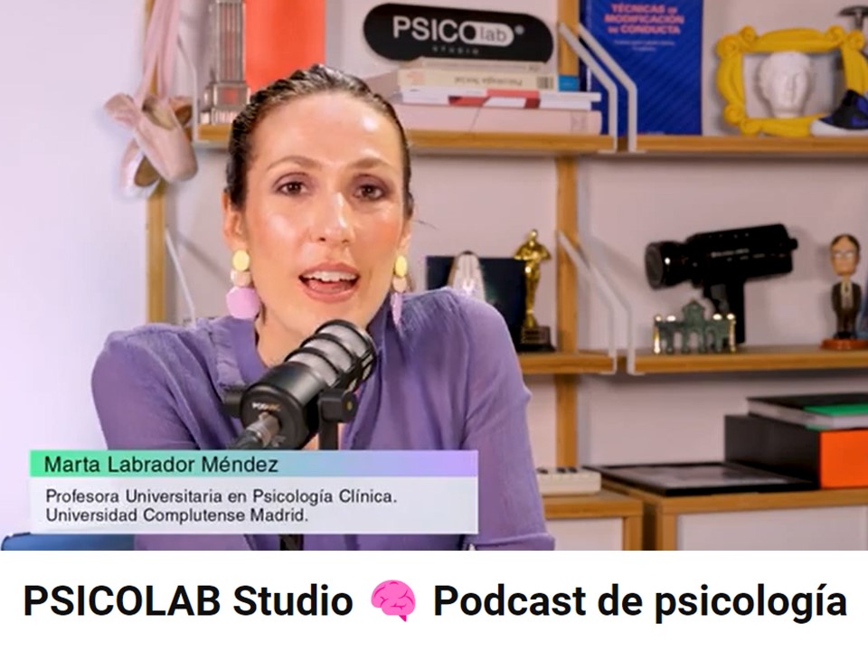 La Prof.ª Marta Labrador Méndez dirige y presenta PSICOLAB Studio, un podcast de psicología para dummies, con rigor